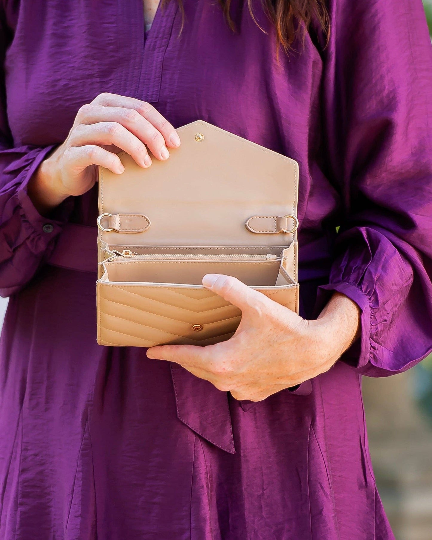 Carlington Clutch/Crossbody Latte VQ