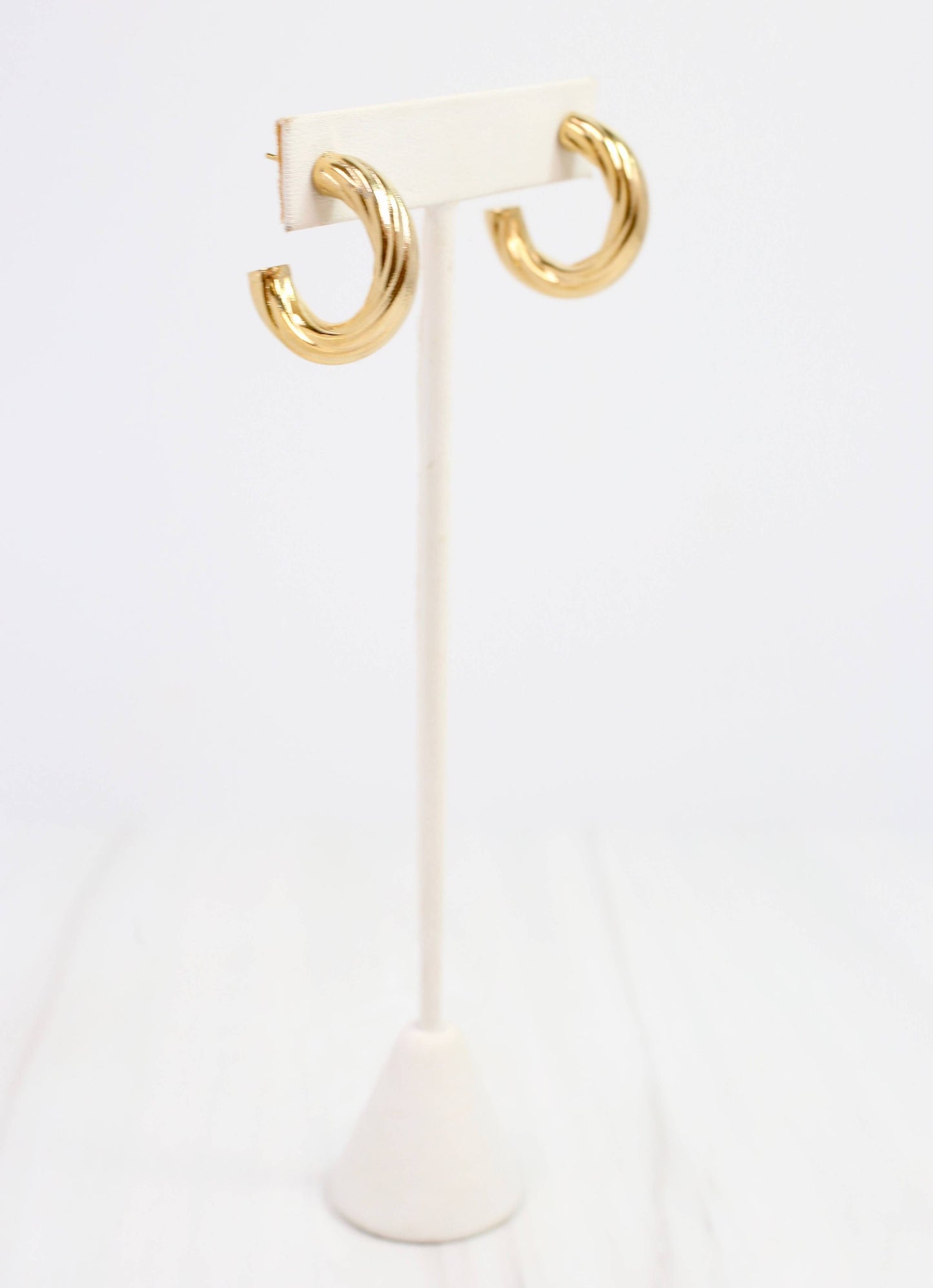 Cornelius Twisted Hoop Earring Shiny Gold
